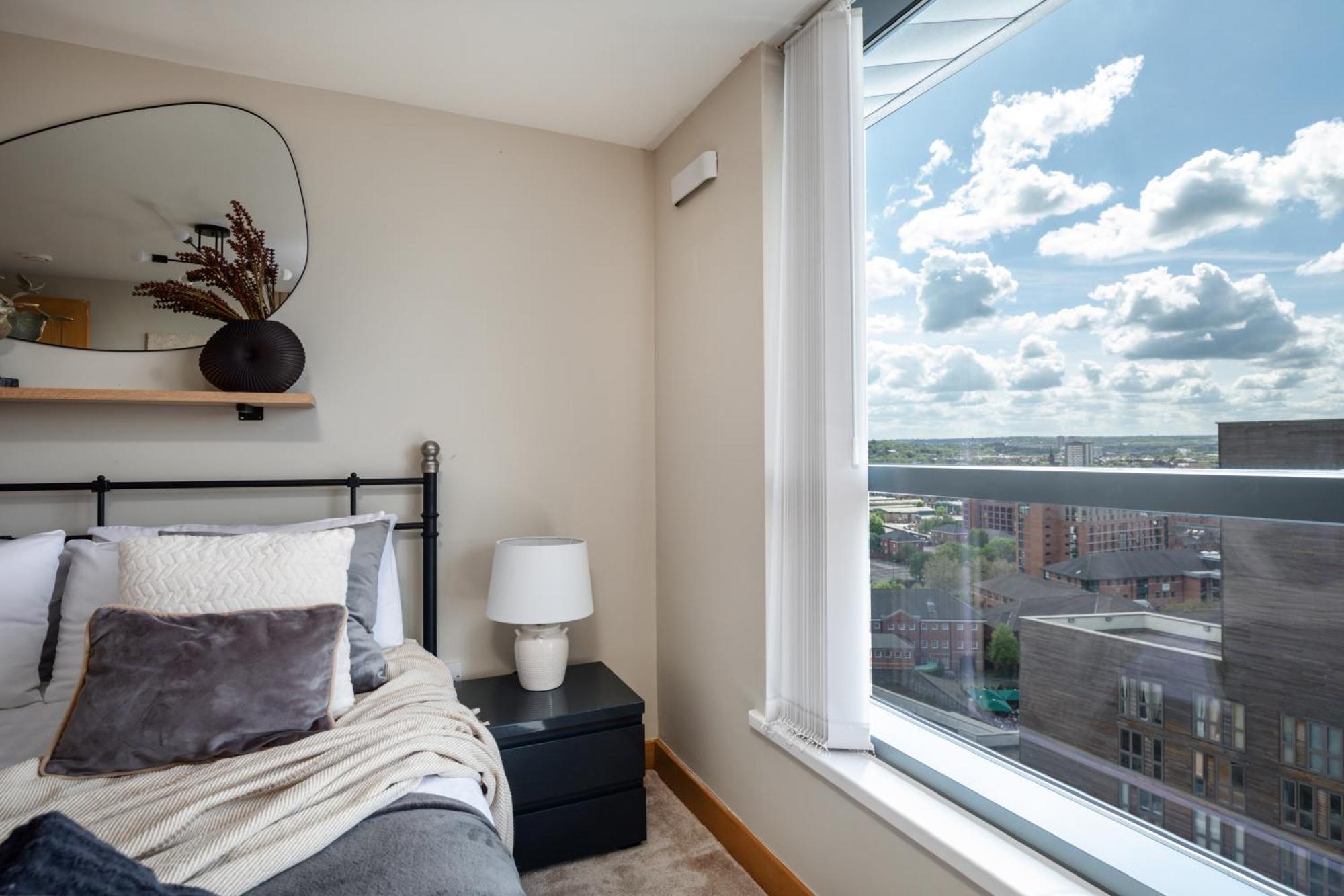 Large Central Penthouse In Leeds ลีดส์ ภายนอก รูปภาพ
