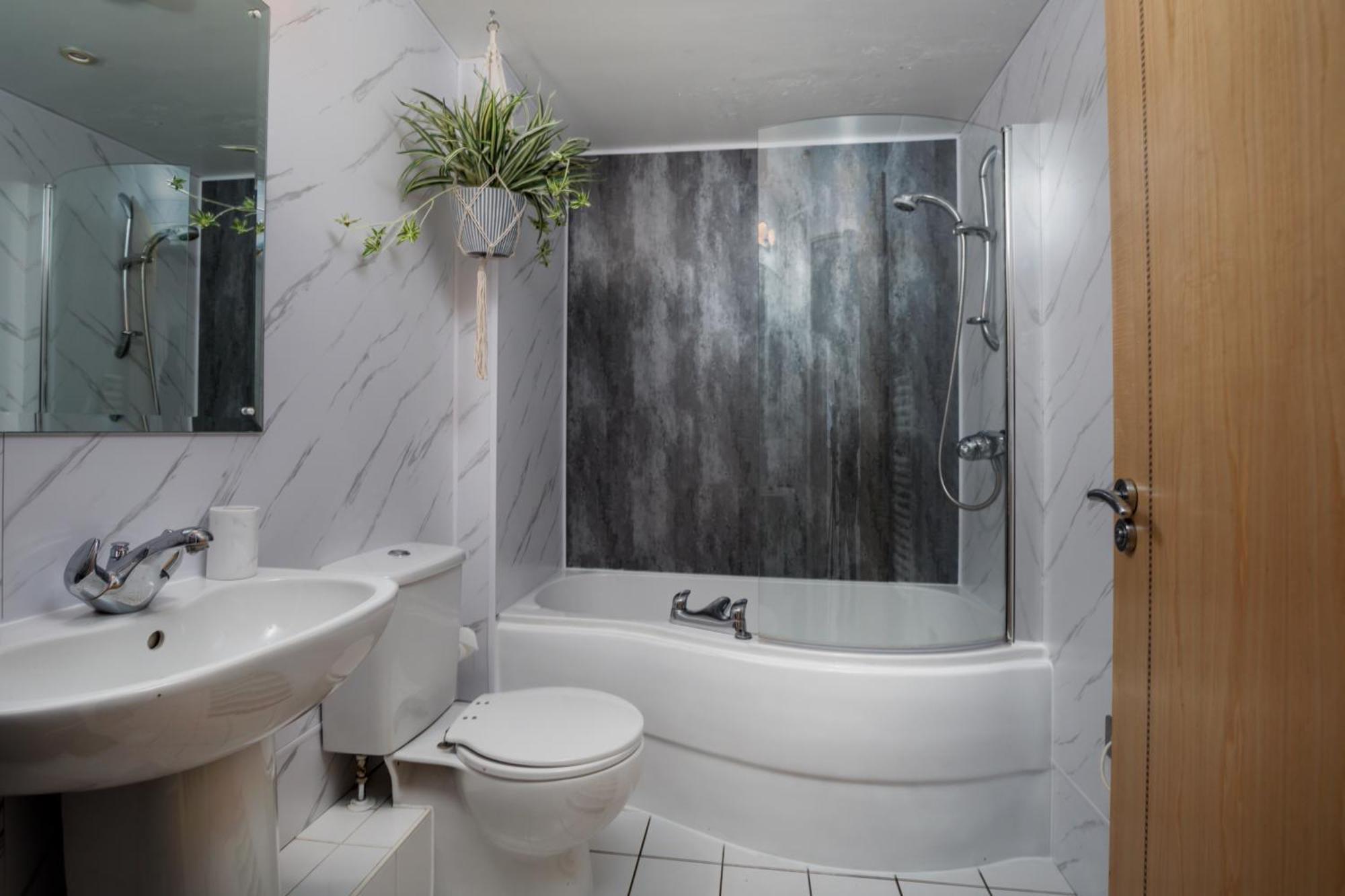Large Central Penthouse In Leeds ลีดส์ ภายนอก รูปภาพ