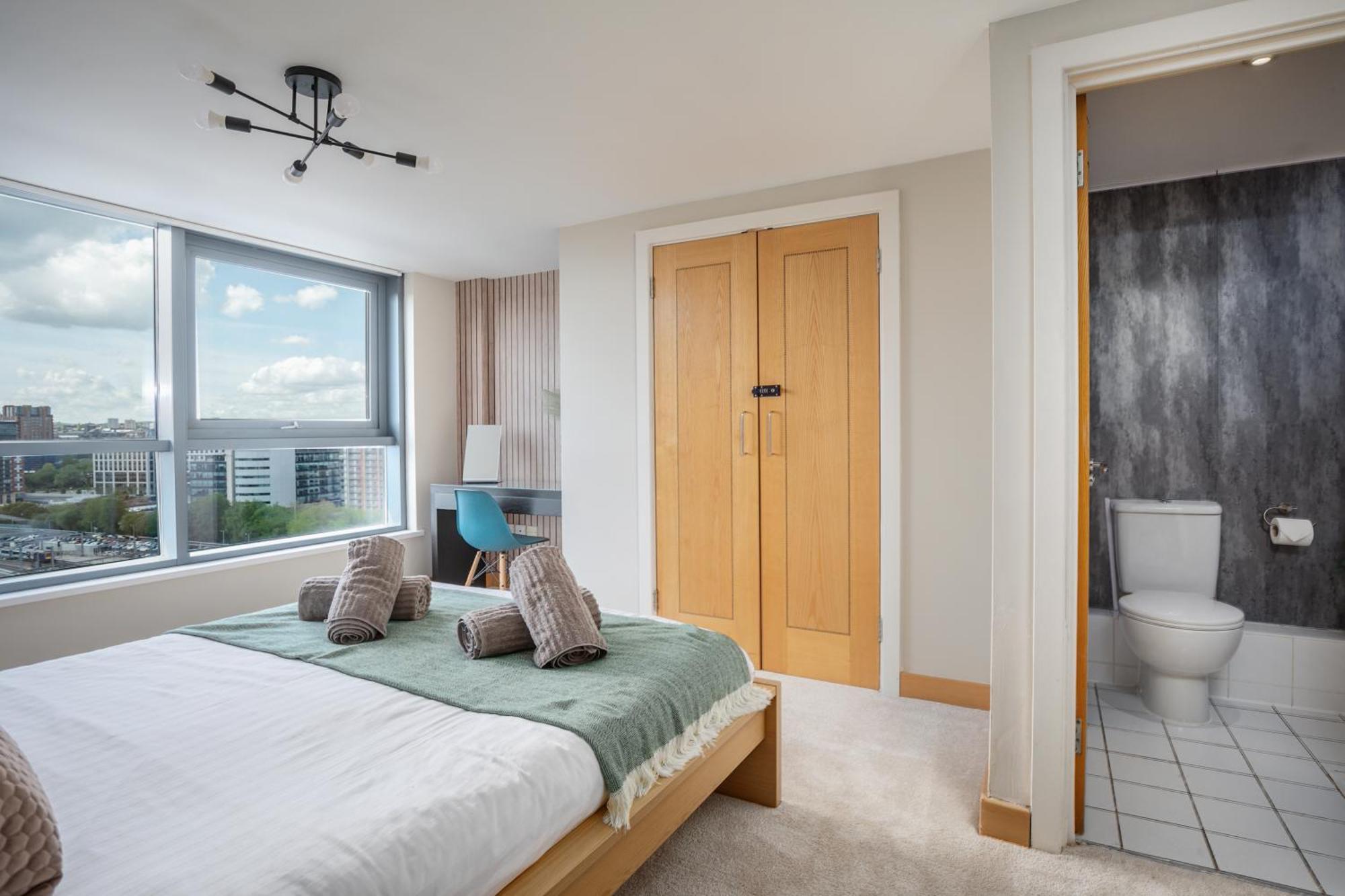 Large Central Penthouse In Leeds ลีดส์ ภายนอก รูปภาพ